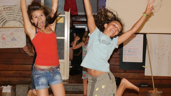 Springende Mädchen - Foto: EJW